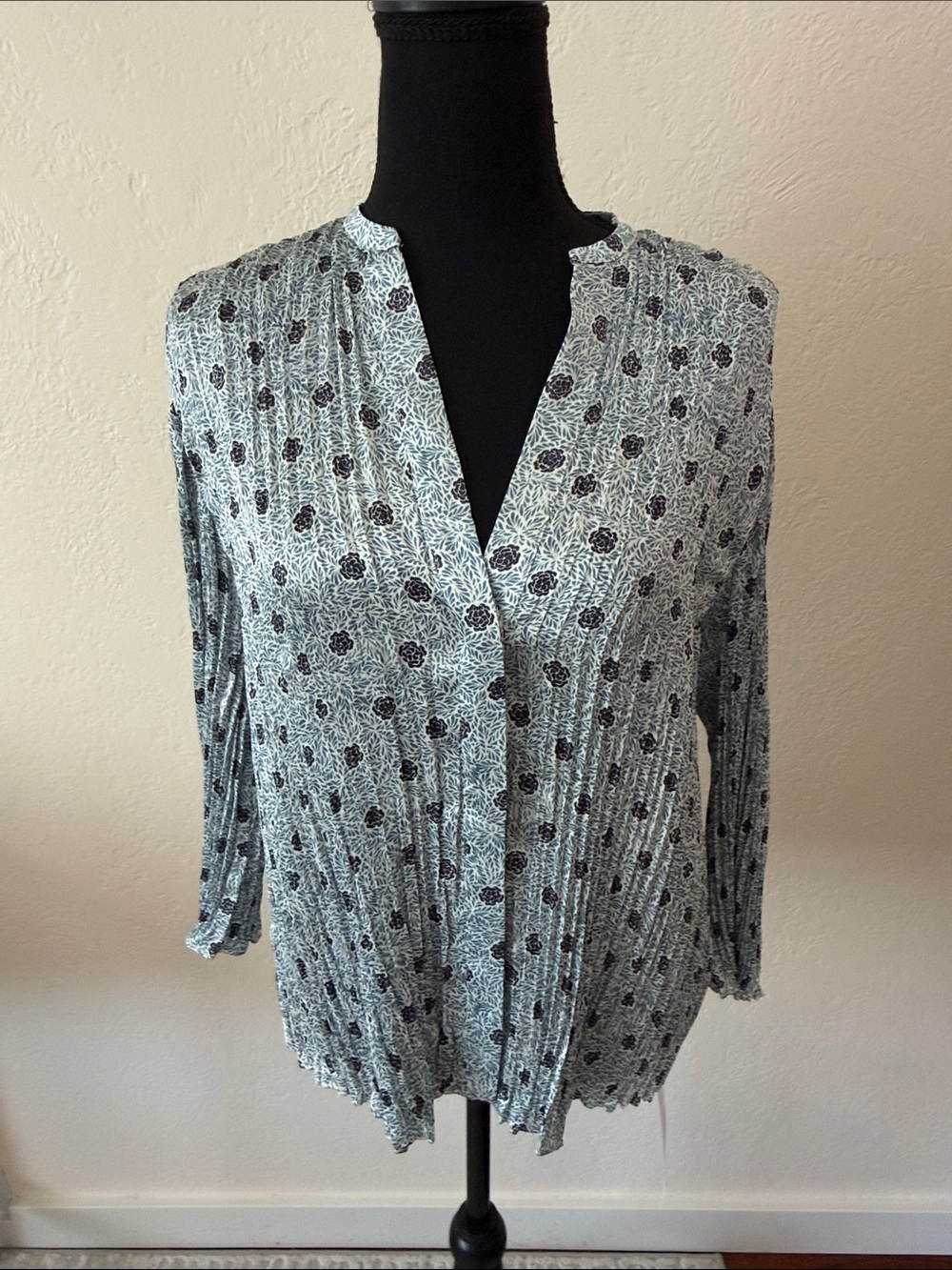 EUC VINCEWomen's Printed V-Neck Long Sleeve Top - Light Blue with Floral SIZE M